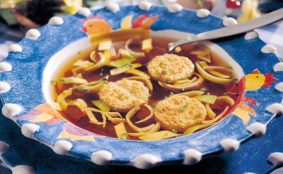 Klare Hühnersuppe mit Grießdukaten • Rezept • GUSTO.AT
