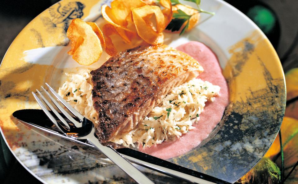 Karpfenfilets auf Rahmkraut mit Preiselbeersauce