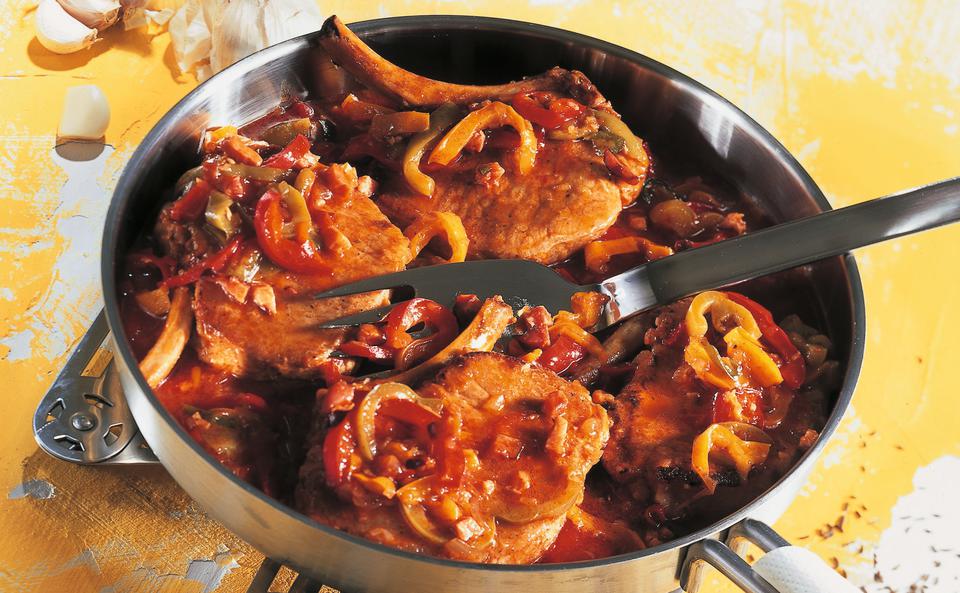 Schweinskoteletts mit Letscho und Braterdäpfeln • Rezept • GUSTO.AT