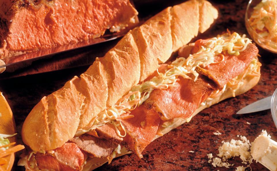 Baguette mit Roastbeef und Karotten-Krautsalat