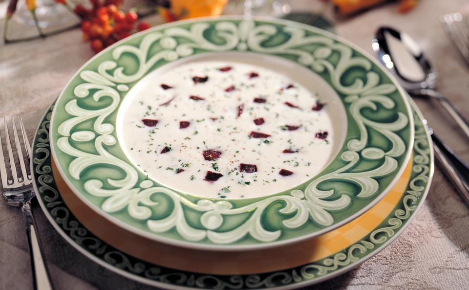 Blauschimmelkäsesuppe mit Rotwein-Zwiebeln