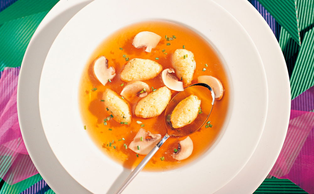 Klare Suppe mit Maisgrießnockerln • Rezept • GUSTO.AT