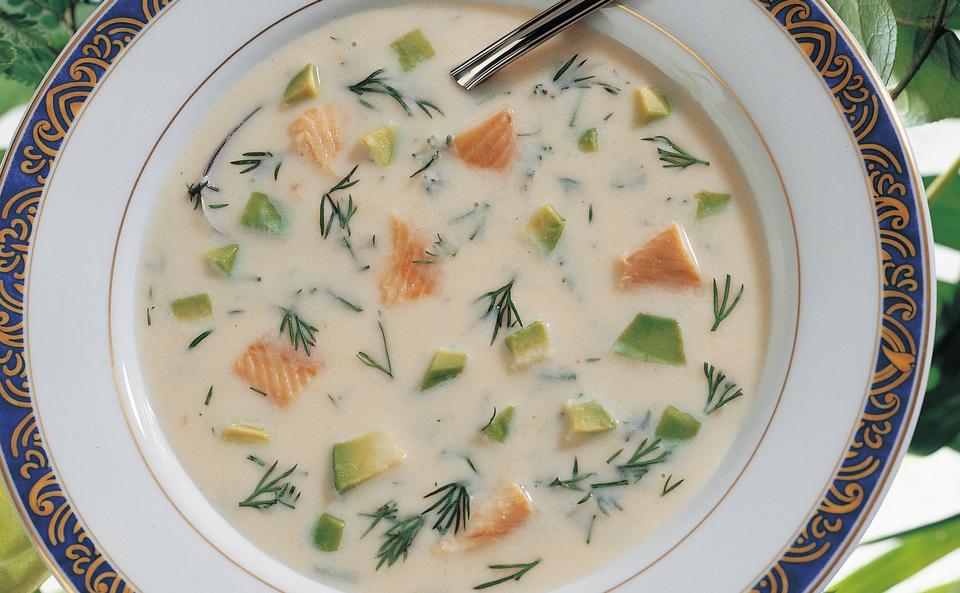 Kalte Räucherfischsuppe mit Avocado