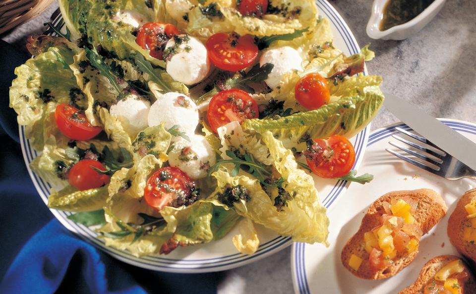 Joghurt-Käsebällchen mit Knoblauch-Crostini