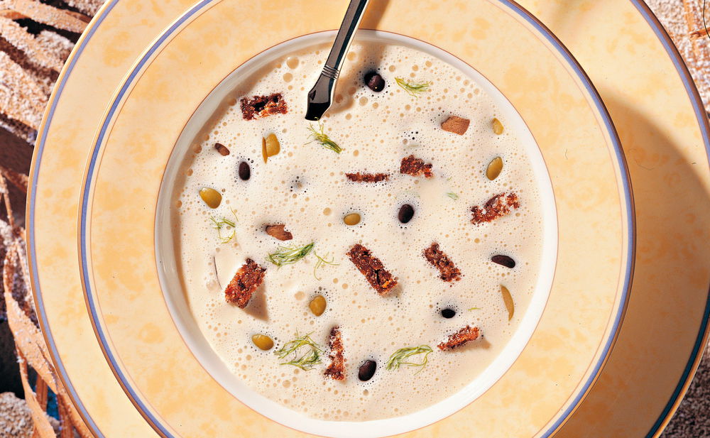 Fenchelsuppe mit Oliven und Croûtons • Rezept • GUSTO.AT