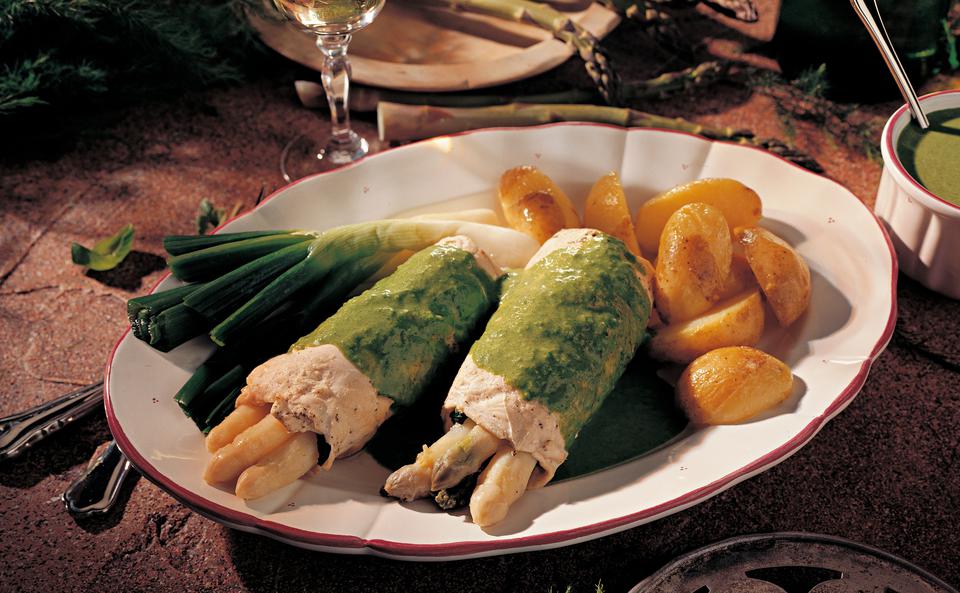 Hühnerbrust-Rouladen mit Spinat und Spargel • Rezept • GUSTO.AT