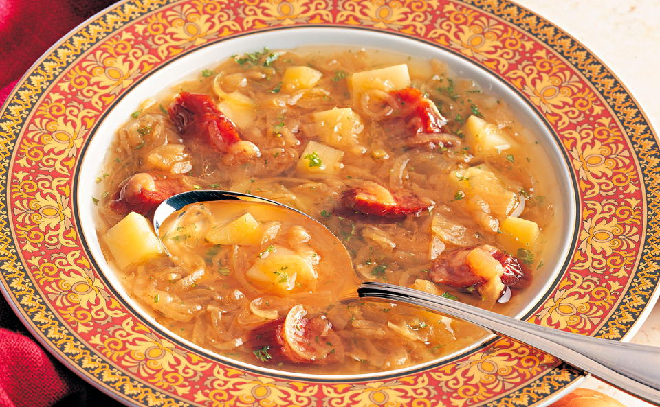 Zwiebelsuppe mit Wurst