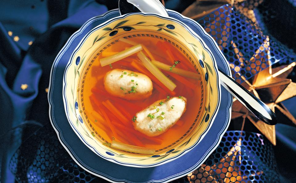 Klare Suppe mit Kräuternockerln und Gemüse