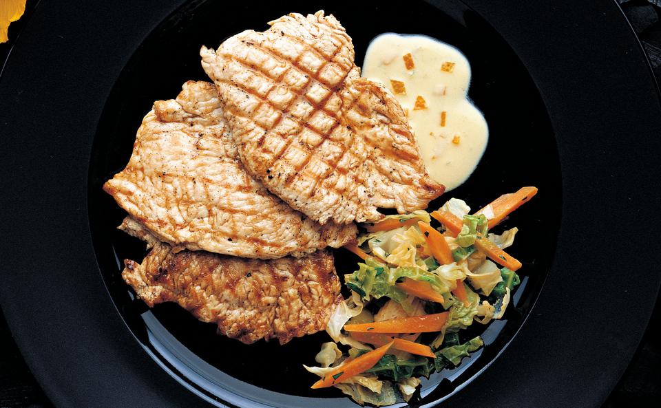 Truthahnschnitzel mit Honigmarinade und Kohl-Karottensalat
