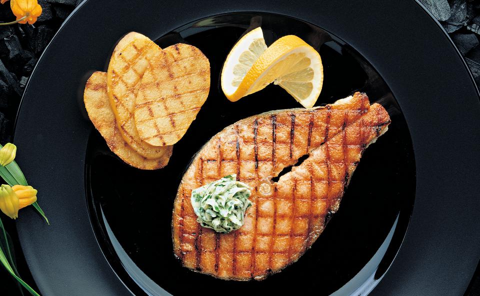 Gegrillter Lachs mit Petersilbutter