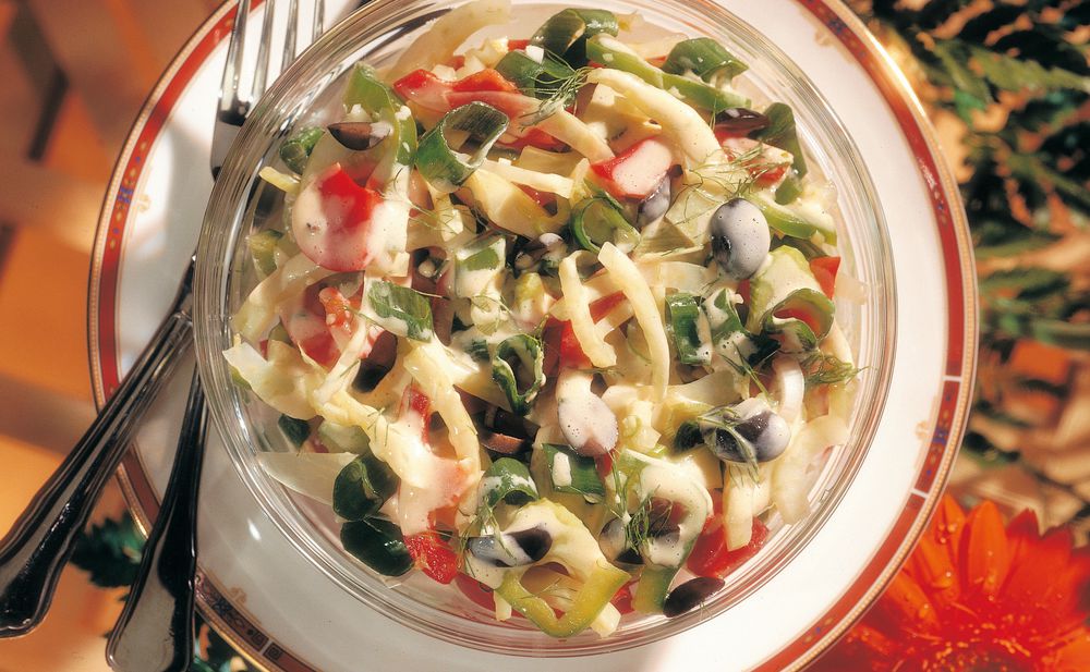 Gemüsesalat mit Thunfisch-Dressing • Rezept • GUSTO.AT