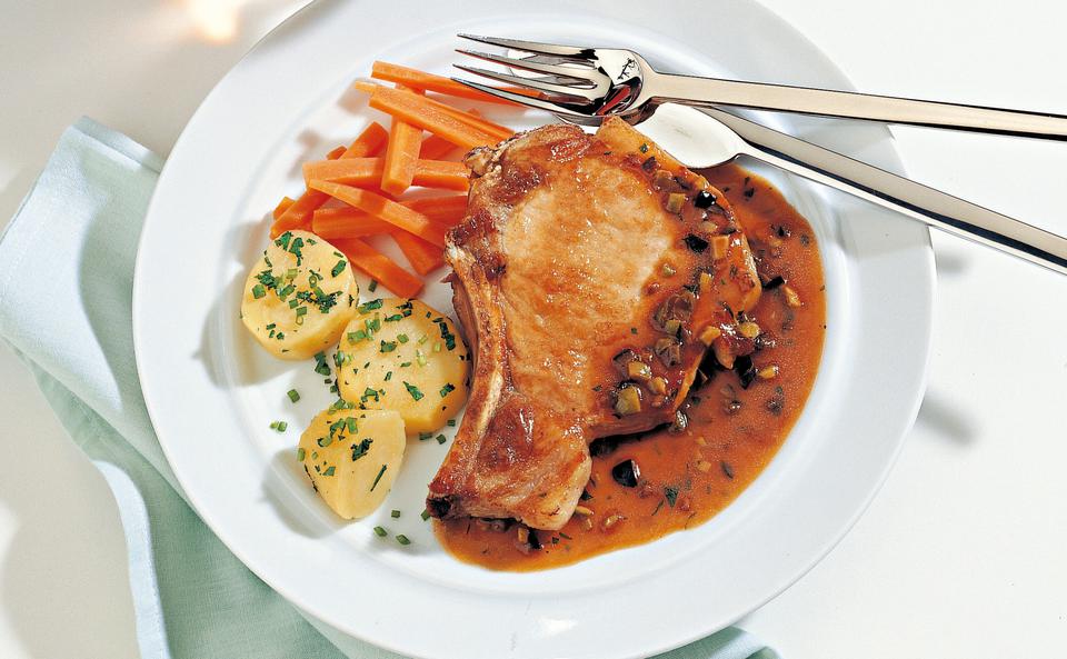 Schweinskoteletts mit Kapern-Olivensauce