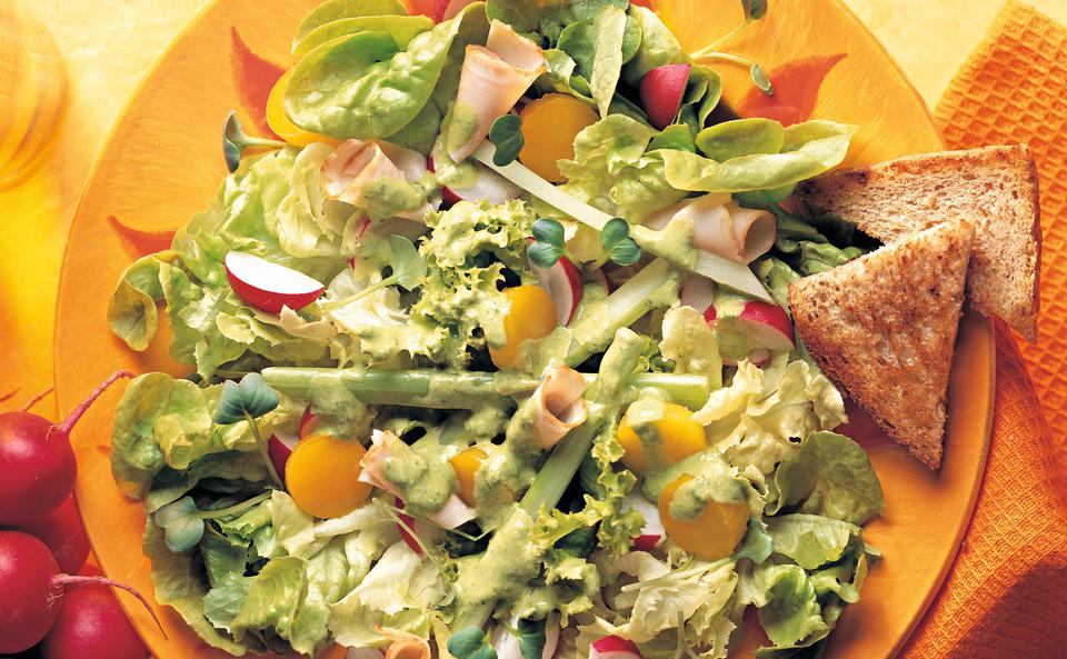 Bunter Salat mit Kräuterdressing