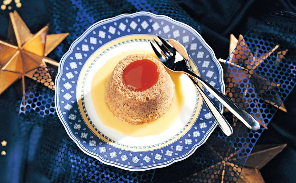 Walnusspudding mit Hagebutten-Marmelade