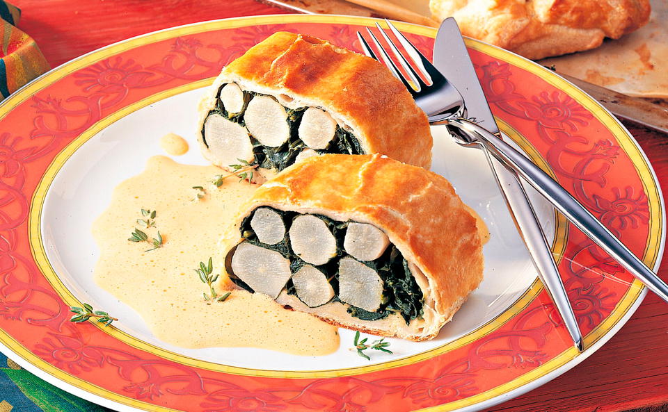 Schwarzwurzelstrudel mit Paprikasauce