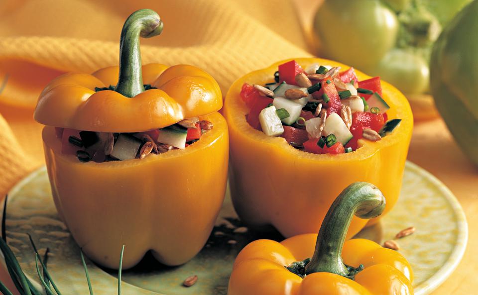 Paprika-Gurken-Salat im Paprika angerichtet