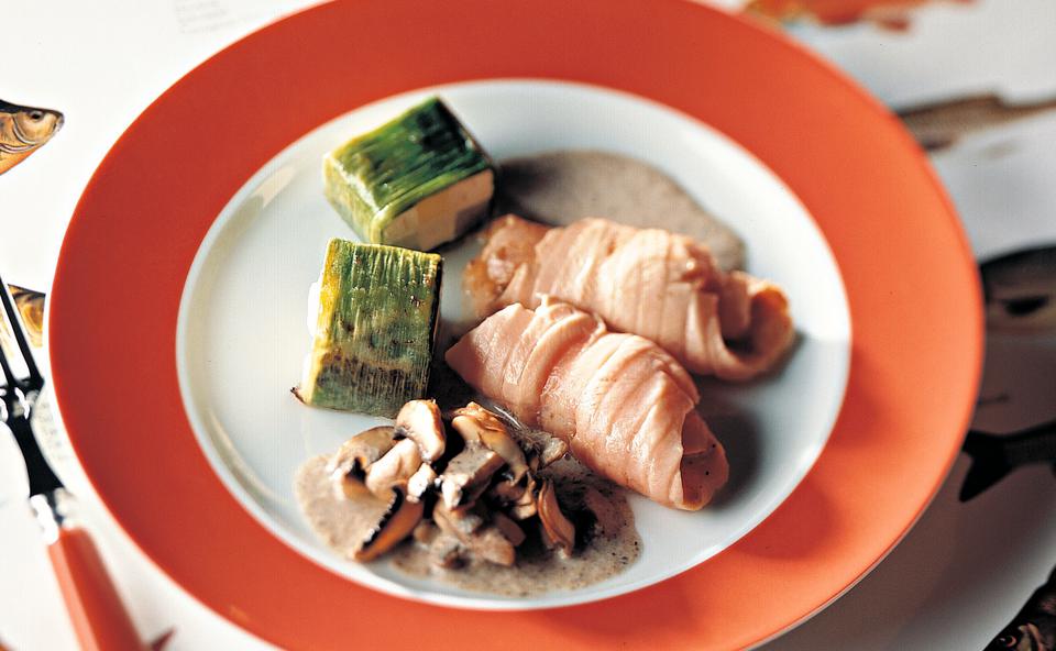 Lachsroulade mit Champignonsauce • Rezept • GUSTO.AT