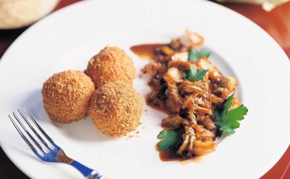 Erdäpfelknödel mit gerösteten Bröseln und süß-saurem Schwenkkraut