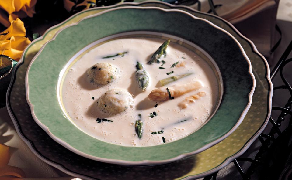 Spargel-Cremesuppe Grün-Weiß mit Kräuterknöderln