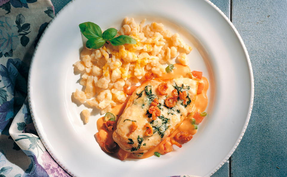 Gratinierte Hühnerbrust mit Jungzwiebel-Paradeis-Sauce • Rezept