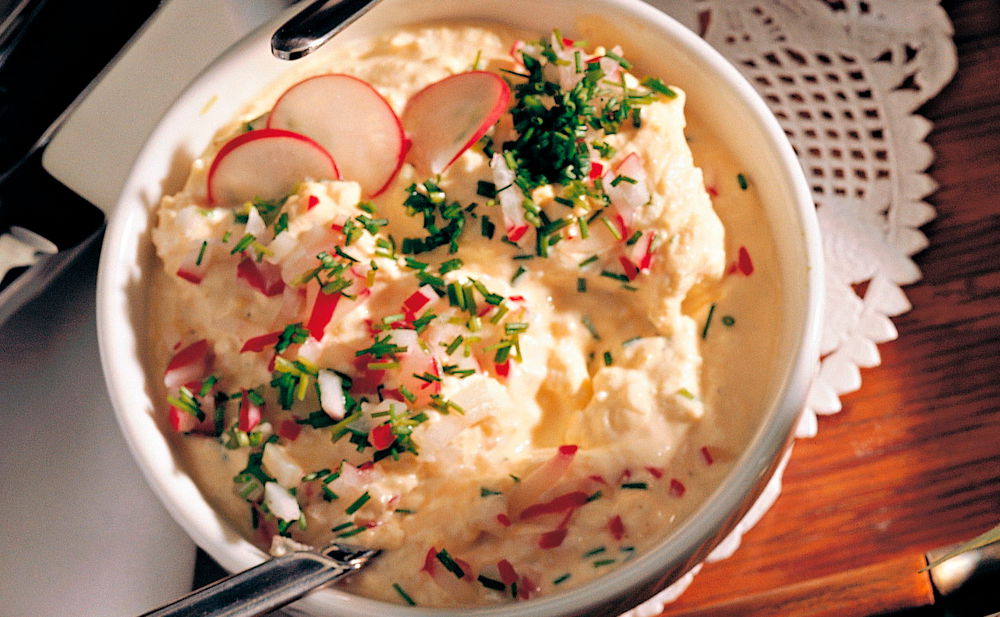 Cremiger Ei-Aufstrich mit Radieschen und Gurkerln • Rezept • GUSTO.AT