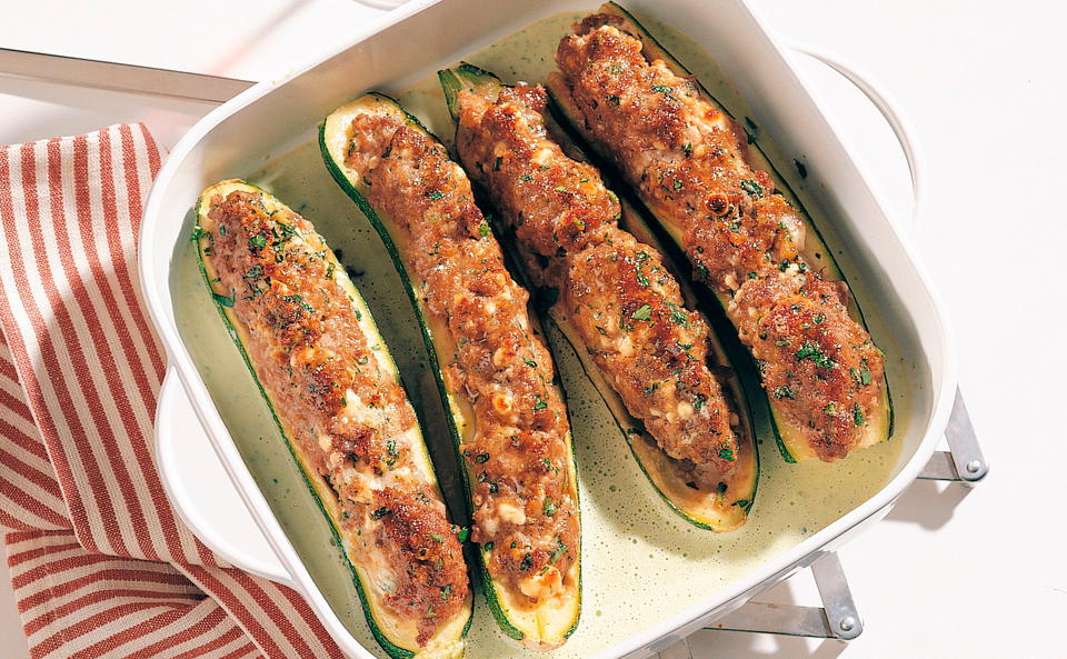 Mit Faschiertem gefüllte Zucchini auf Kressesauce • Rezept • GUSTO.AT