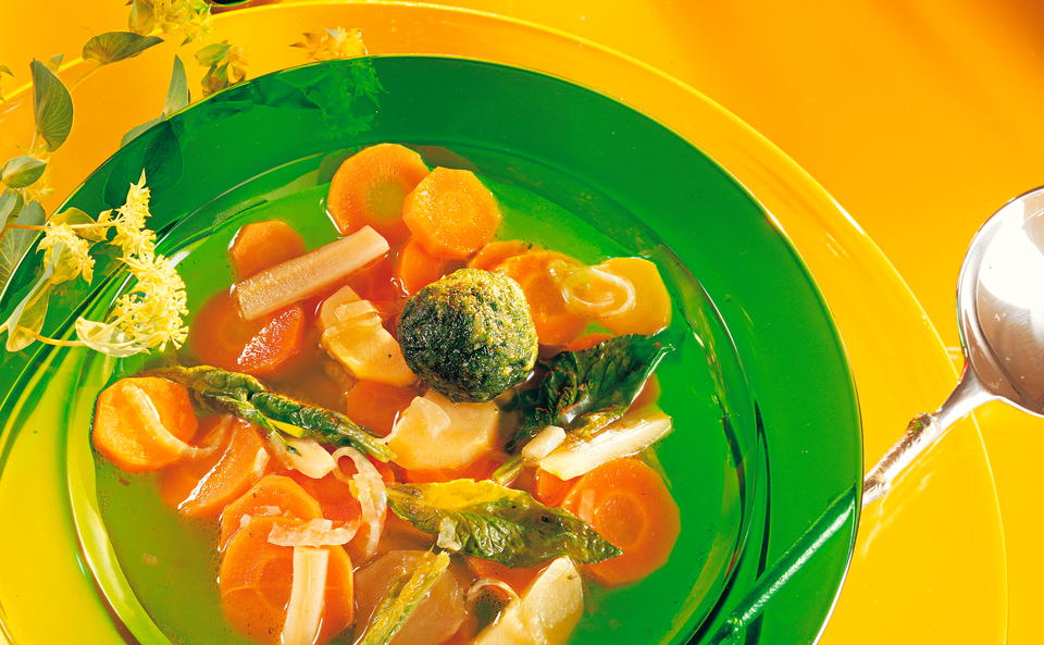 Gemüsesuppe mit Karotten und Kräuterpesto