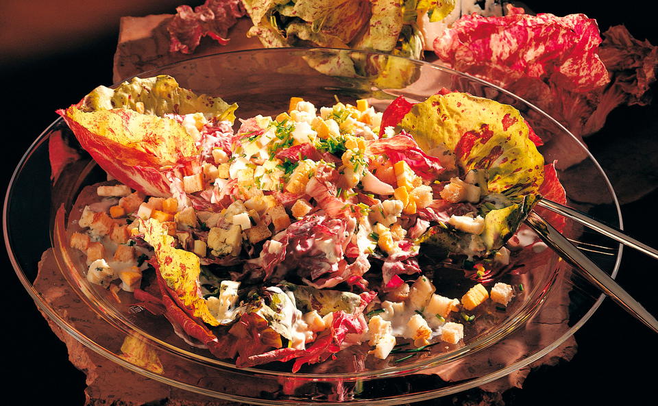 Radicchio-Salat mit Marinade aus Blauschimmelkäse
