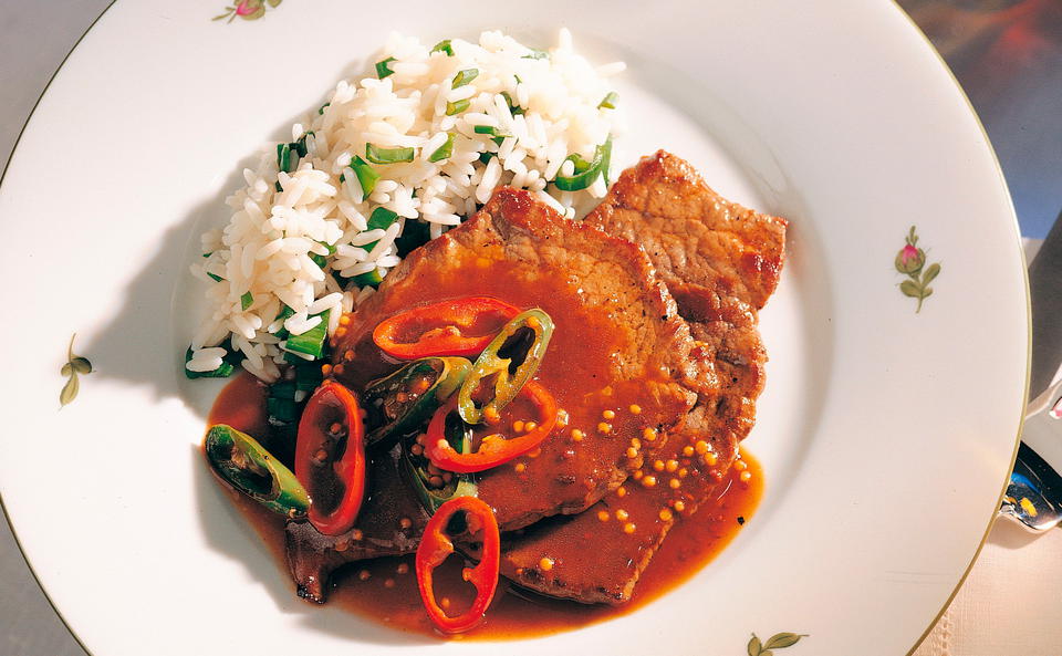 Rindsschnitzel mit Senfsauce und Jungzwiebel-Reis