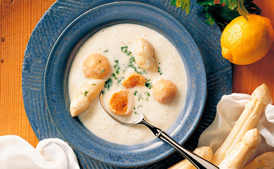 Spargel-Cremesuppe mit Paradeisknödeln