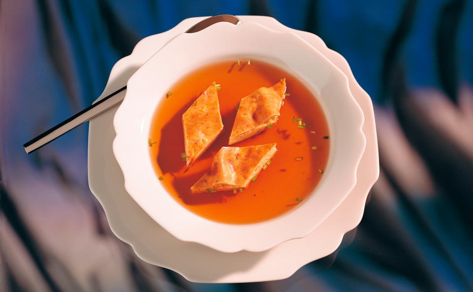Klare Suppe mit Kräuterschöberln