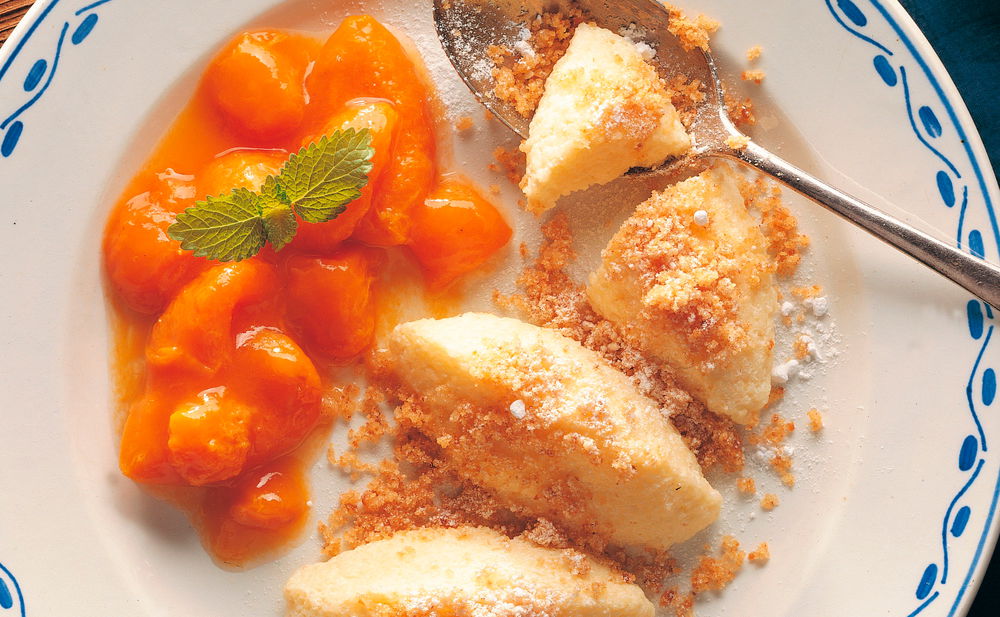 Topfennockerl mit Butterbröseln und Marillenröster • Rezept • GUSTO.AT