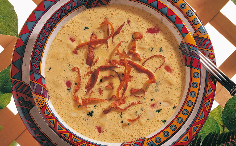 Curry-Cremesuppe mit knusprigen Karottenstreifen • Rezept • GUSTO.AT