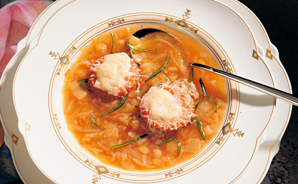 Zwiebelsuppe mit Käsekräckern