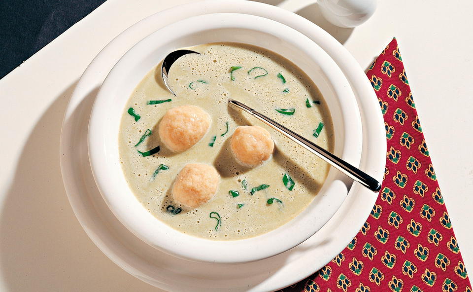 Jungzwiebel-Cremesuppe mit Kräuter-Butterknödeln