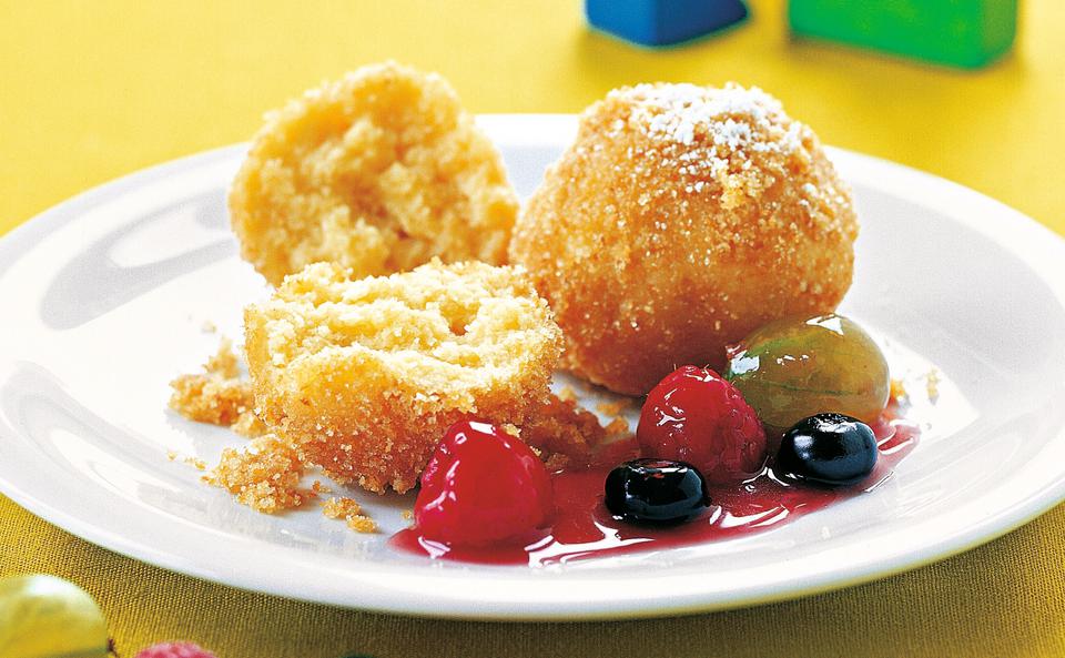 Topfenknödel mit Beerenragout