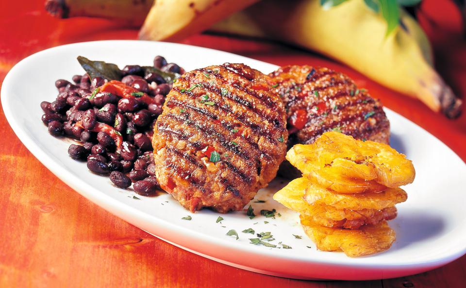 Steaks aus Kalbsfaschiertem mit Bohnen und Kochbananen-Chips