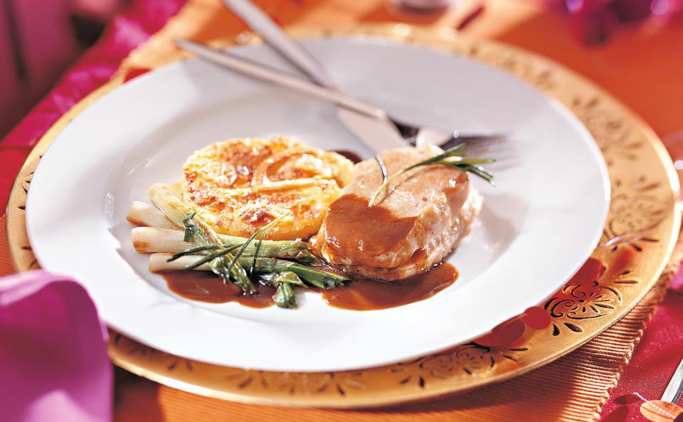 Kalbssteak mit Rotweinsauce mit Erdäpfel-Lauchgratin • Rezept