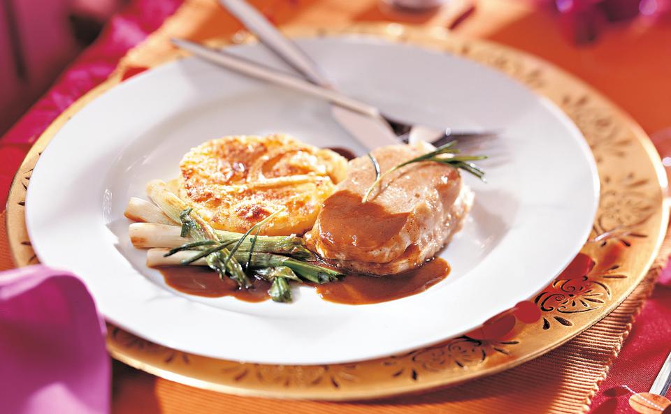 Kalbssteak mit Rotweinsauce mit Erdäpfel-Lauchgratin