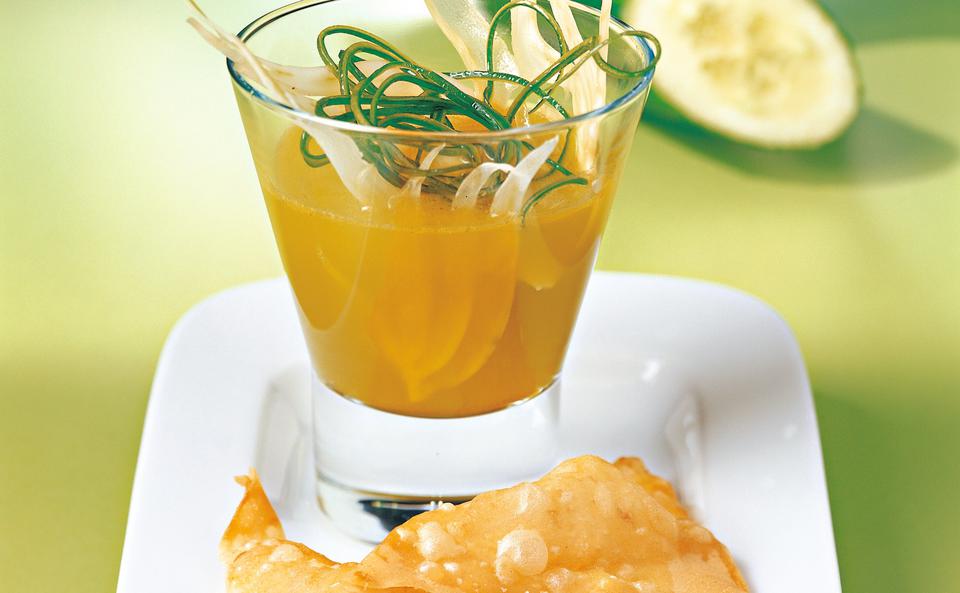 Fenchel-Gurken-Consommé mit Lachstascherln