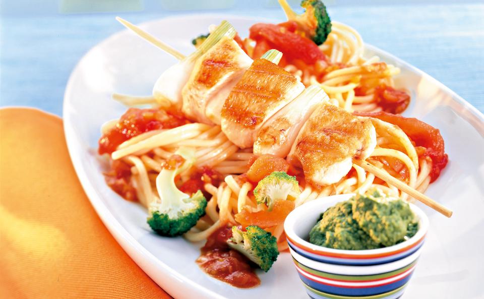 Hühnerspieße mit Basilikum-Limettenpesto und Brokkoli-Paradeis-Spaghetti