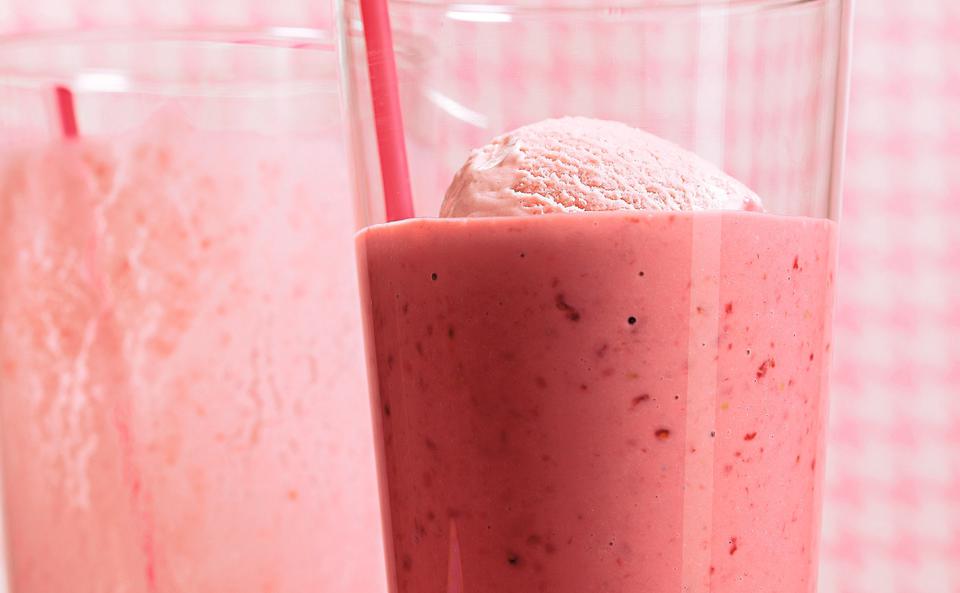 Cooler Eis-Shake mit Früchten