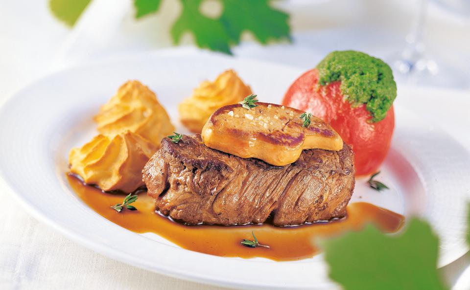 Tournedos Rossini: Steaks mit Pommes Duchesse und gratinierten Paradeisern