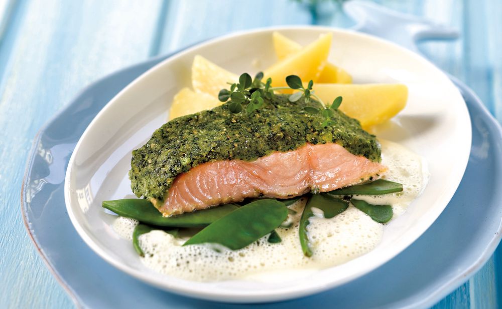 Lachs mit Kräuterhaube und buttrigen Erdäpfeln • Rezept • GUSTO.AT