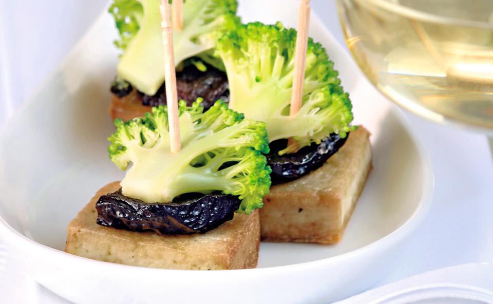 In Sesamöl gebratener Tofu mit Brokkoli