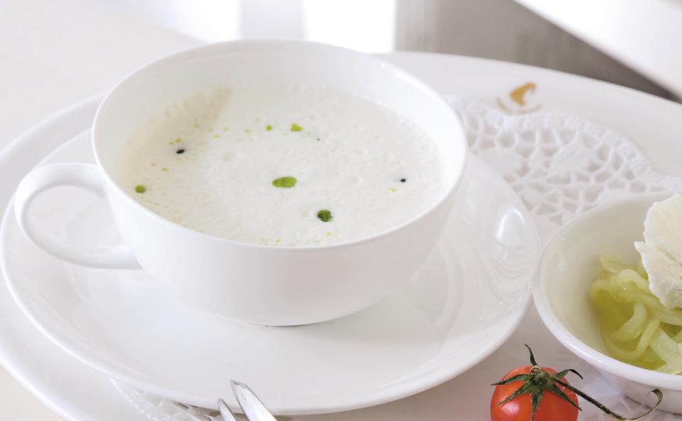 Geeiste Ziegenkäsesuppe mit Gurken