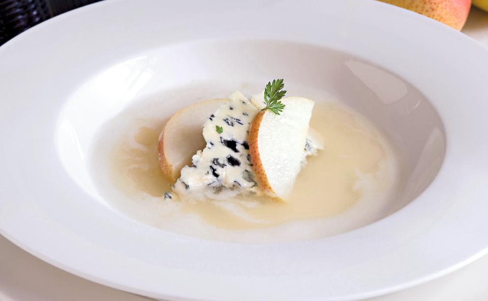 Champagner-Birnensuppe mit Gorgonzola