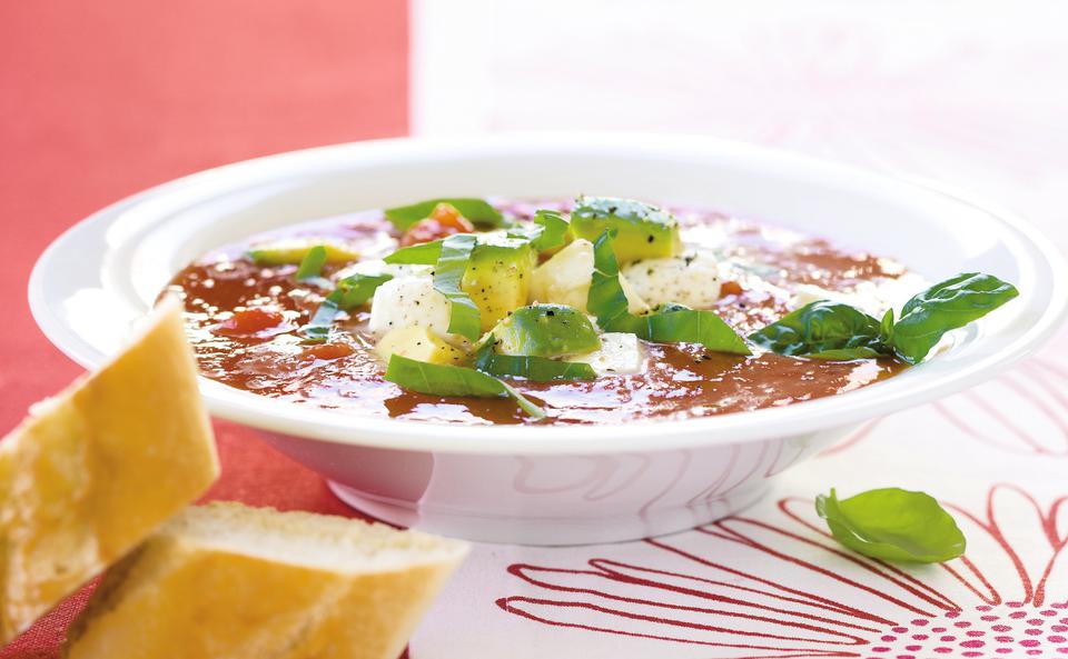 Kalte Paradeisersuppe mit Avocado und Mozzarella