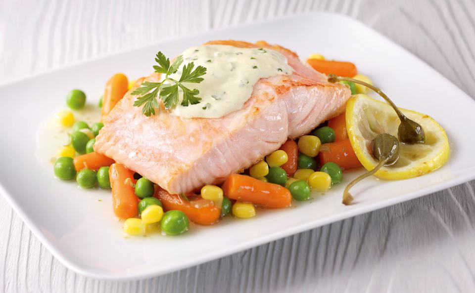 Schneller Lachs mit Kräuterdip