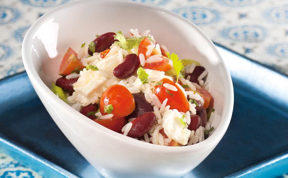 Bunter Reissalat mit Schafkäse und Oliven